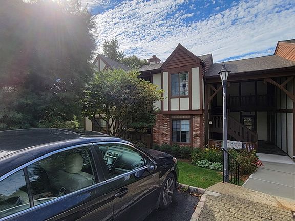 2nd image of 121 Foxwood Cir