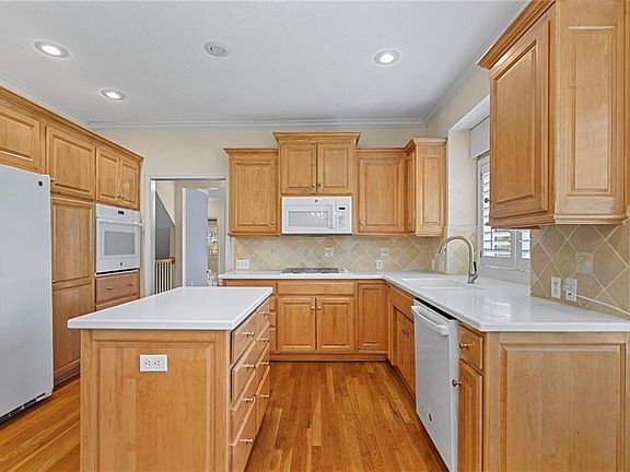 4th image of 14319 Russell St