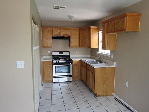 4th image of 944 Madtone Dr