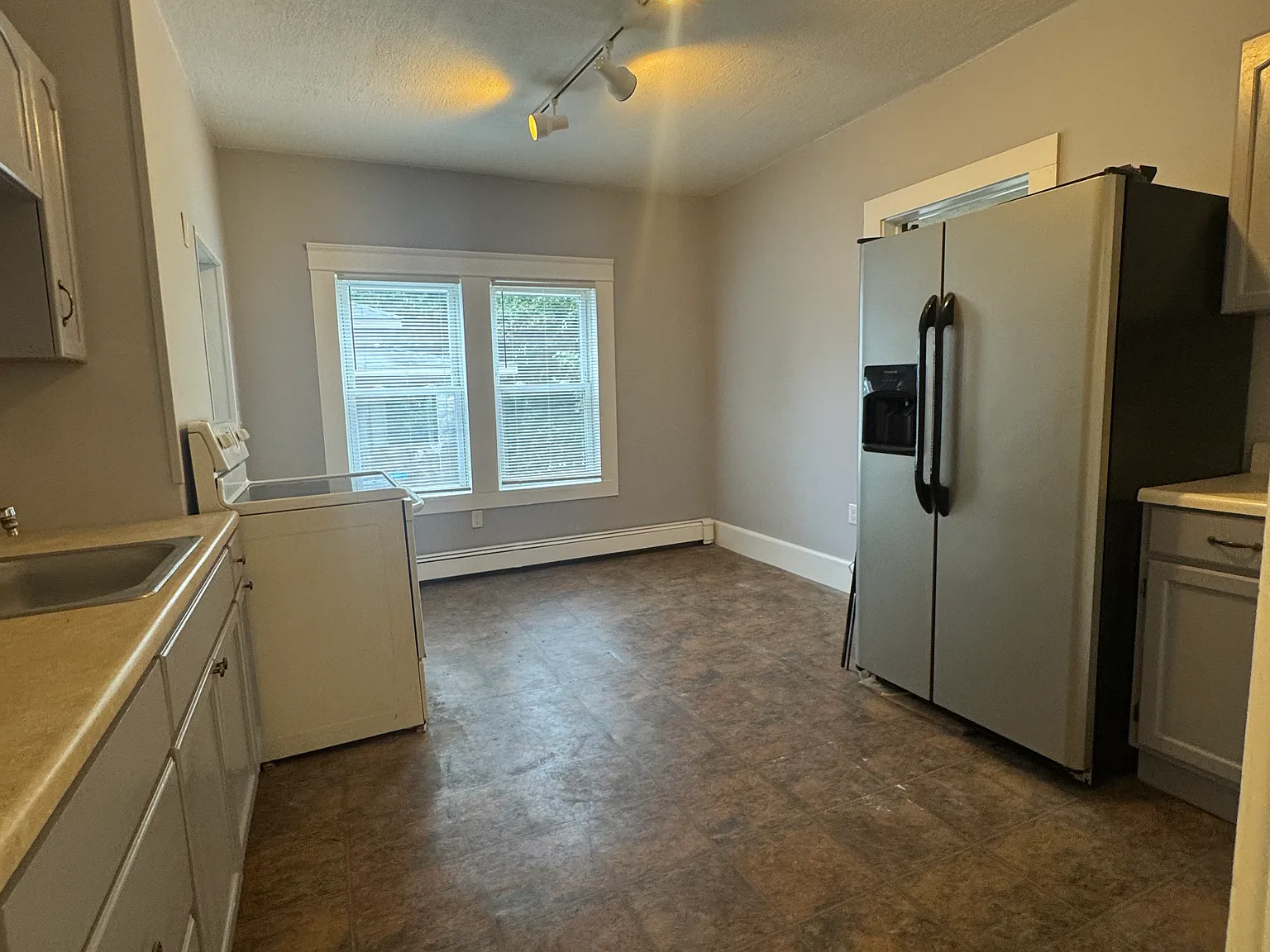 3 bed, 850 sqft, $1,800 — Photo 4