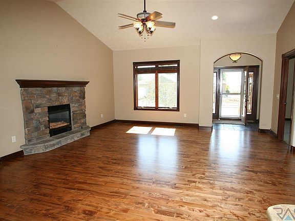 3rd image of 1404 W Waterstone Dr