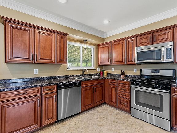5th image of 68435 Oak St