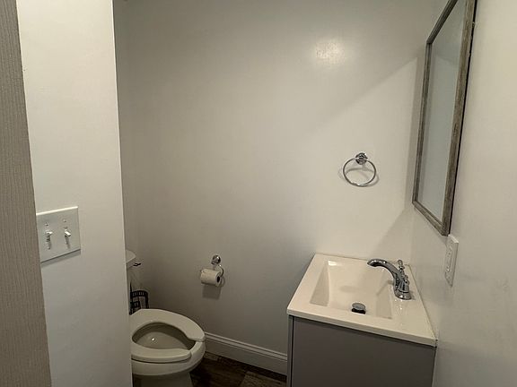3rd image of 68 1/2 Columbia St