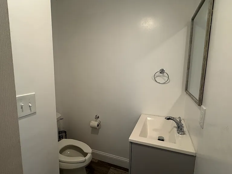 68 1/2 Columbia St — Photo 3
