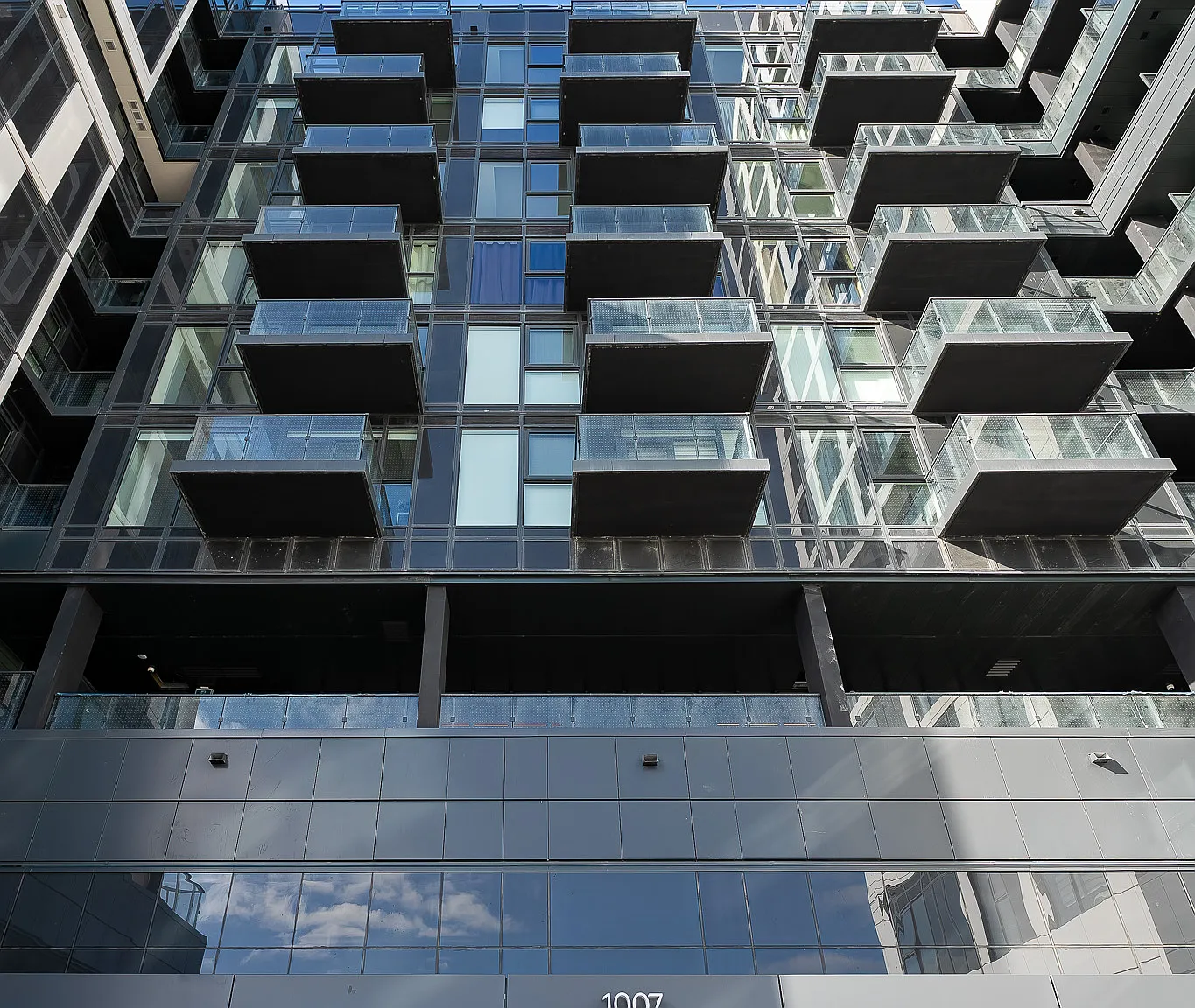 1007 The Queensway Toronto — Photo 2