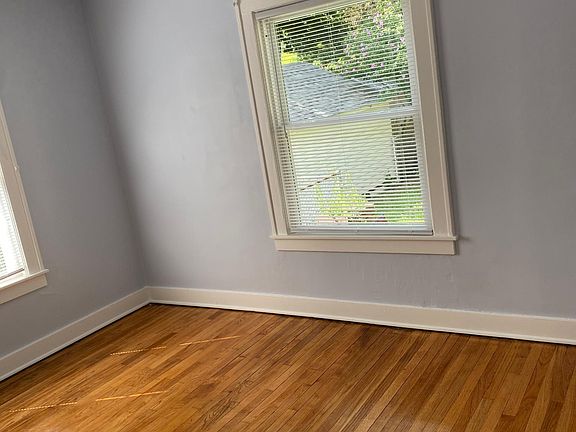 3rd image of 909 Hazen St SE