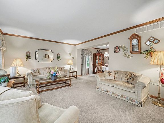 5th image of 915 Joan Ct