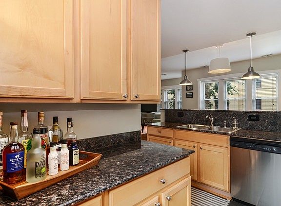 5th image of 2703 W Ainslie St #2