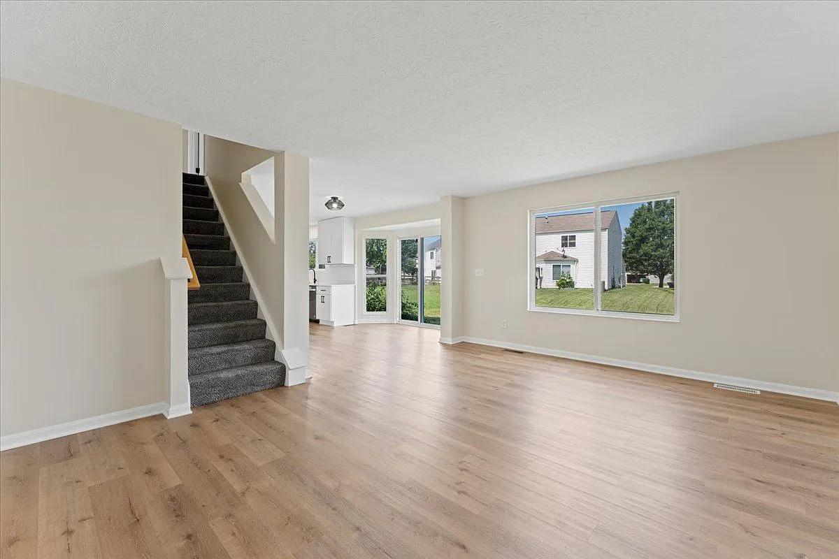 3 bed, 2.5 bath, 1256 sqft, $2,395 — Photo 3