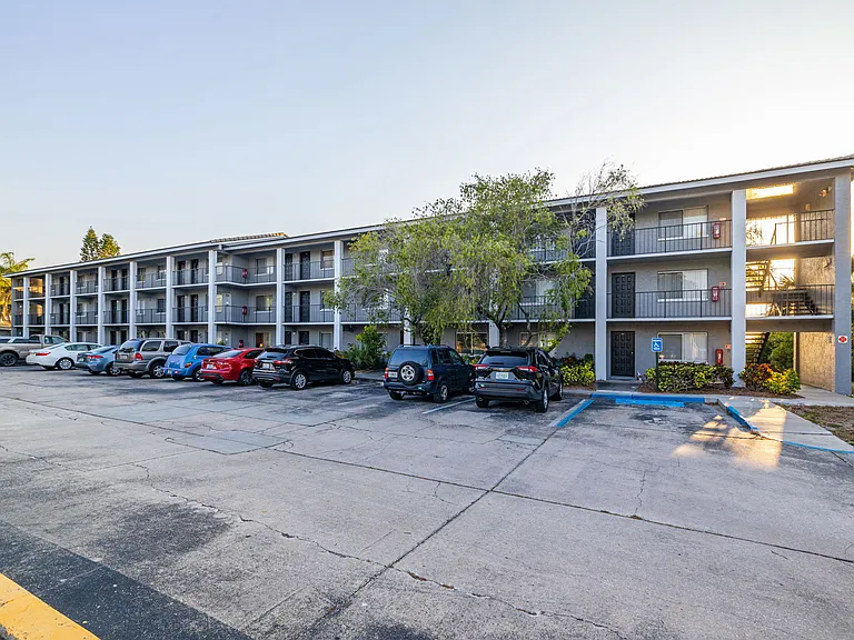 Lakes at Largo Apartments — Photo 13