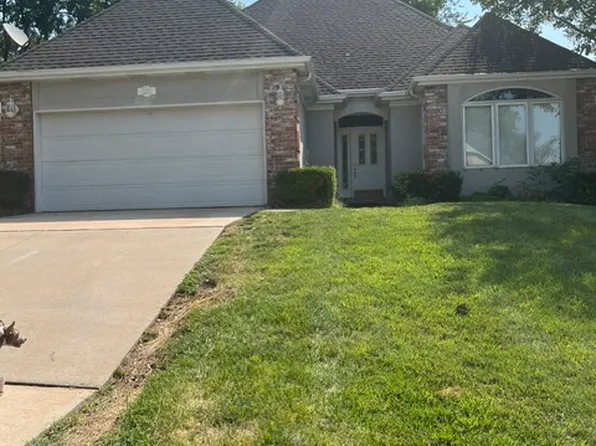 1142 S Carriage Ave, Springfield, MO 65809