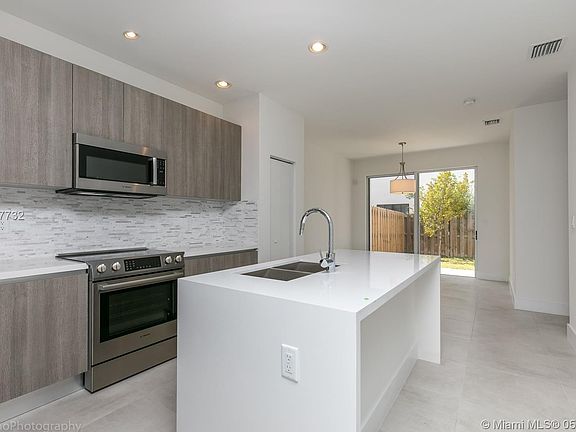 4th image of 10262 NW 71st Ter