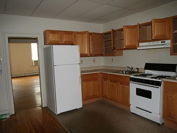 3rd image of 570 Newark Ave APT 1