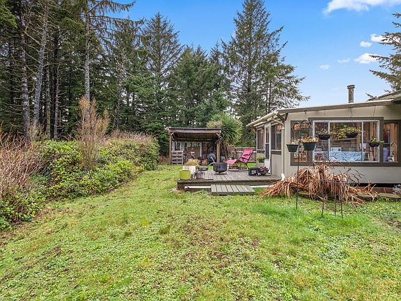5th image of 220 SE 127th Dr
