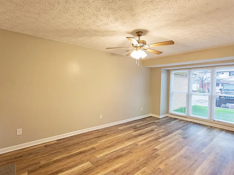 128 Oak Creek Cir — Photo 7