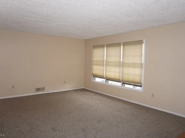 41 Burlington Ct #1921, Hamburg, NJ 07419