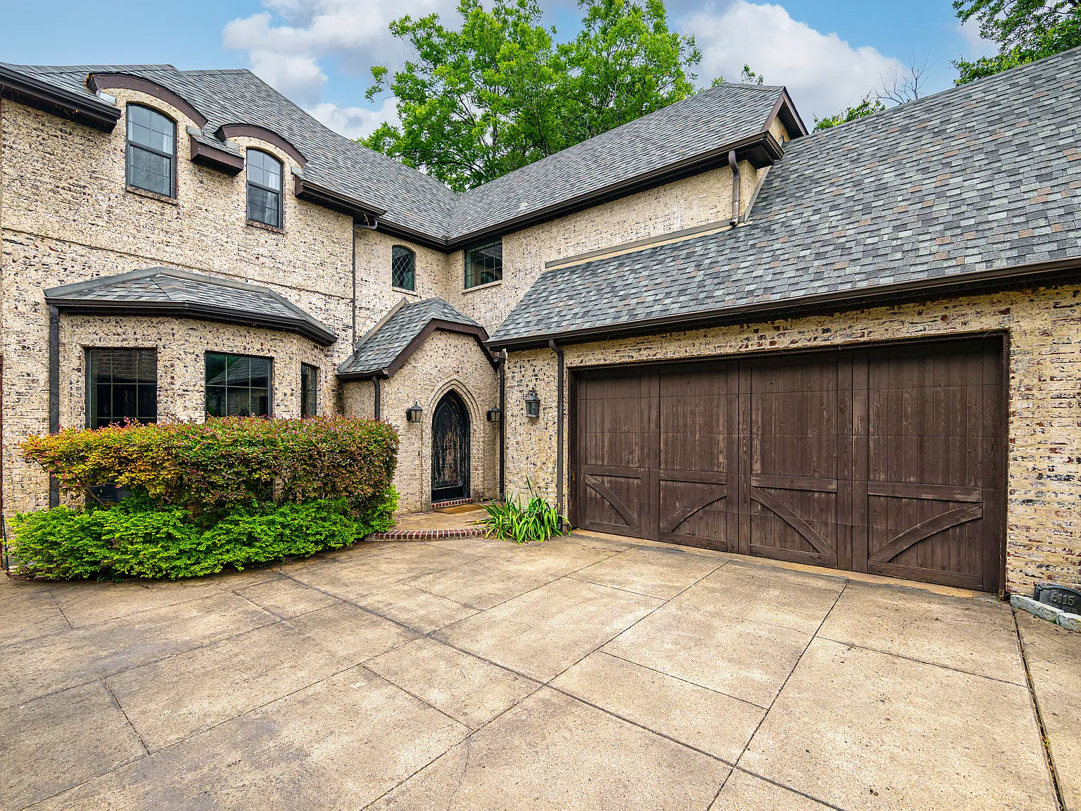 5 bed, 3.5 bath, 3854 sqft, $7,500 — Photo 2
