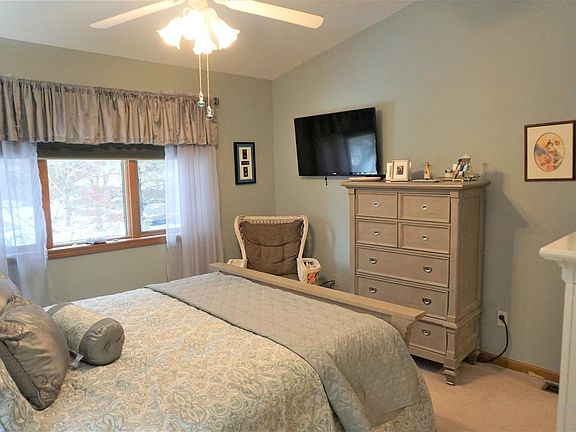 4th image of 911 Moore Dr #33
