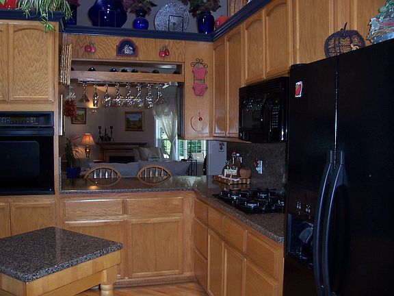 Kitchen w/Granite