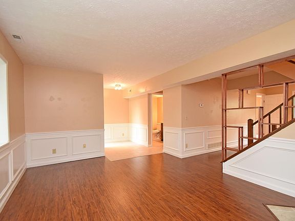 4th image of 28 Woodcrest Dr