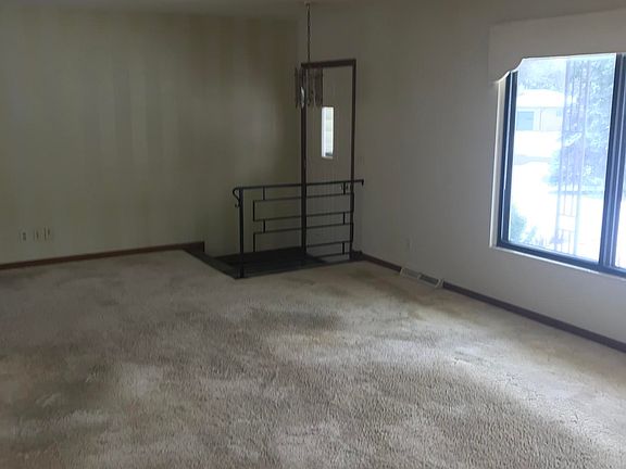 2nd image of 900 Oakhurst Ave NW