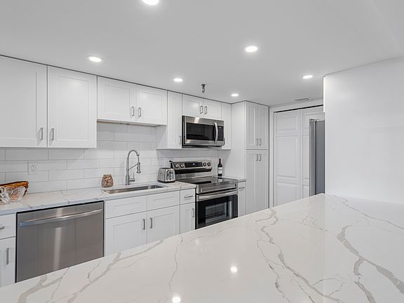 5th image of 859 Jeffery Street #212