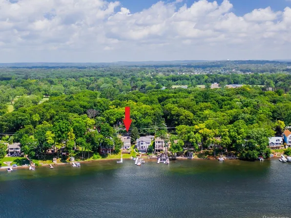 8605 Edgewood Park Dr, Commerce Township, MI 48382