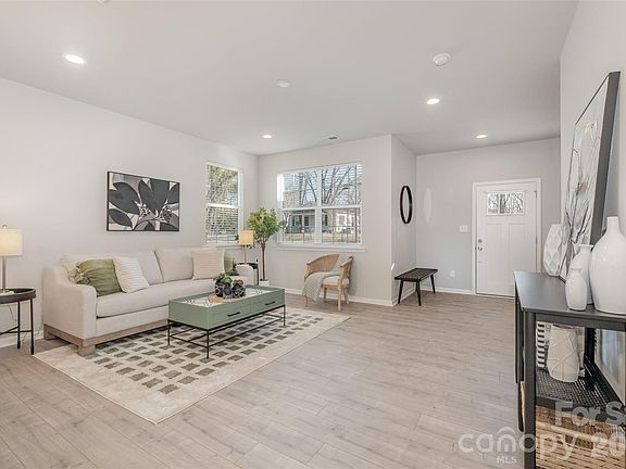 2nd image of 336 A Lincoln St