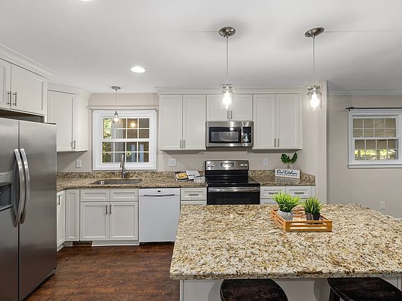 3rd image of 415 Bashford Rd