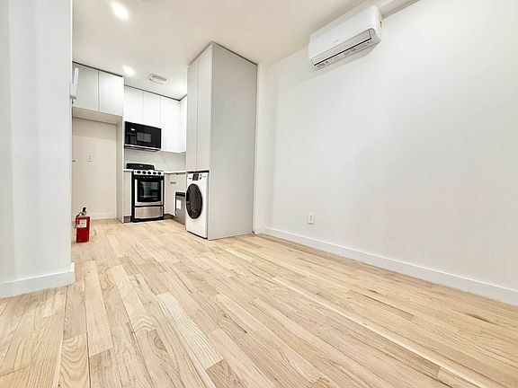 5th image of 223 E 21st St APT 1R