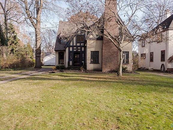 2nd image of 2426 Meadowwood Dr