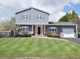 32 Lagoon Pl, East Islip, NY 11730