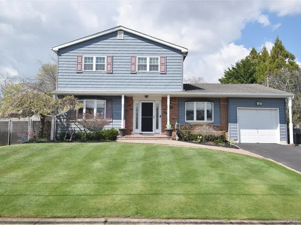 32 Lagoon Place, East Islip, NY 11730