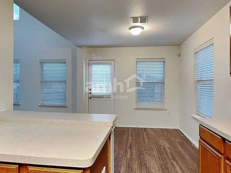 1036 Cove Hollow Dr — Photo 4