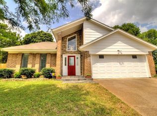 905 Elmwood Ct, Euless, TX 76039