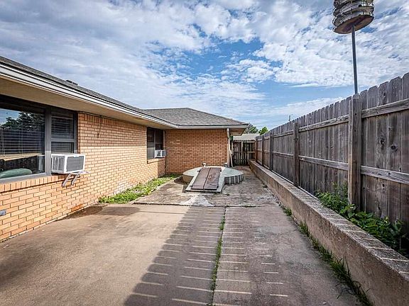 5th image of 702 NW 35th Pl