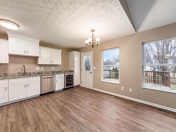 5th image of 444 Crestmoore Dr