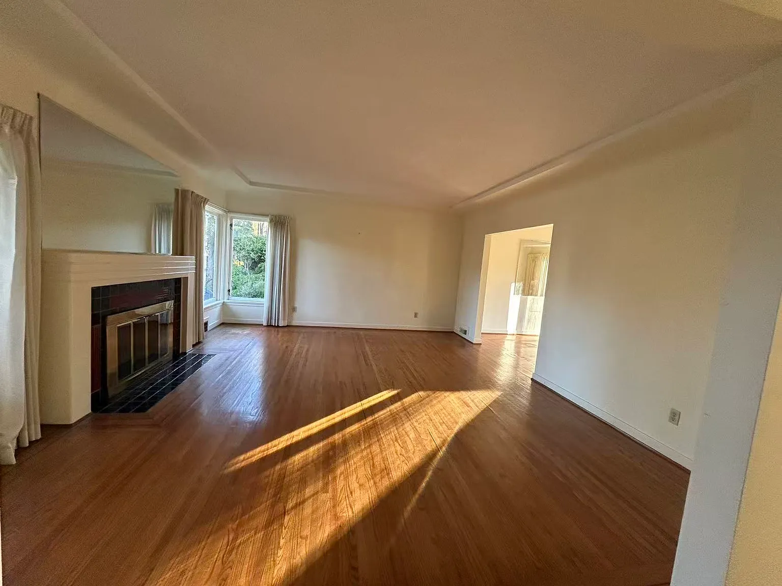 4 bed, 1.5 bath, 2850 sqft, $4,000 — Photo 2