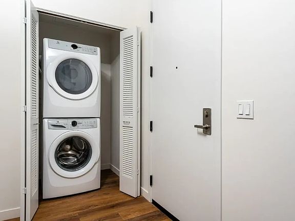 4th image of 832 S Mariposa Ave #706F