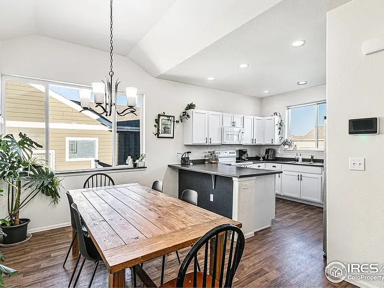 985 Axis Dr — Photo 4