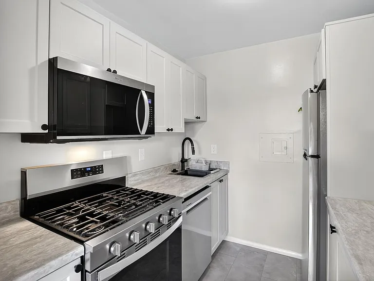 10401 Grosvenor Pl #808 — Photo 7