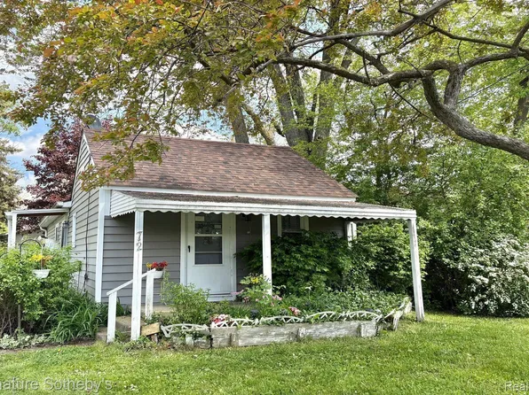 72 Marion Ave, Waterford, MI 48328