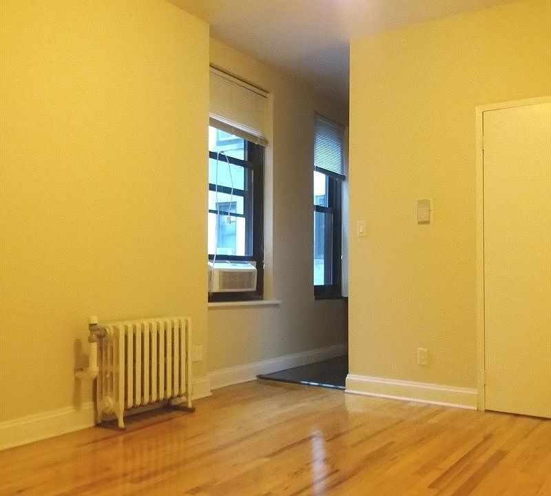 2nd image of 150 W 47th St APT 12E