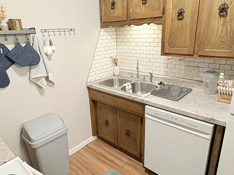 507 W Westview St #16 — Photo 9