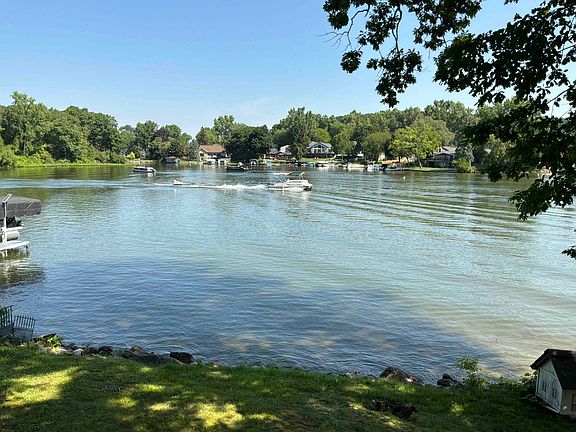 3rd image of 8432 Peninsular Dr