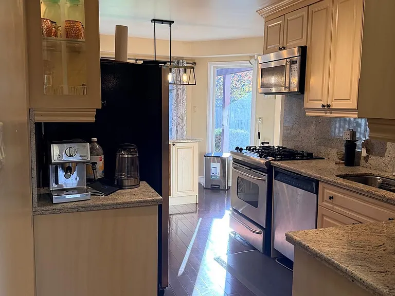209 Bassett Blvd — Photo 5