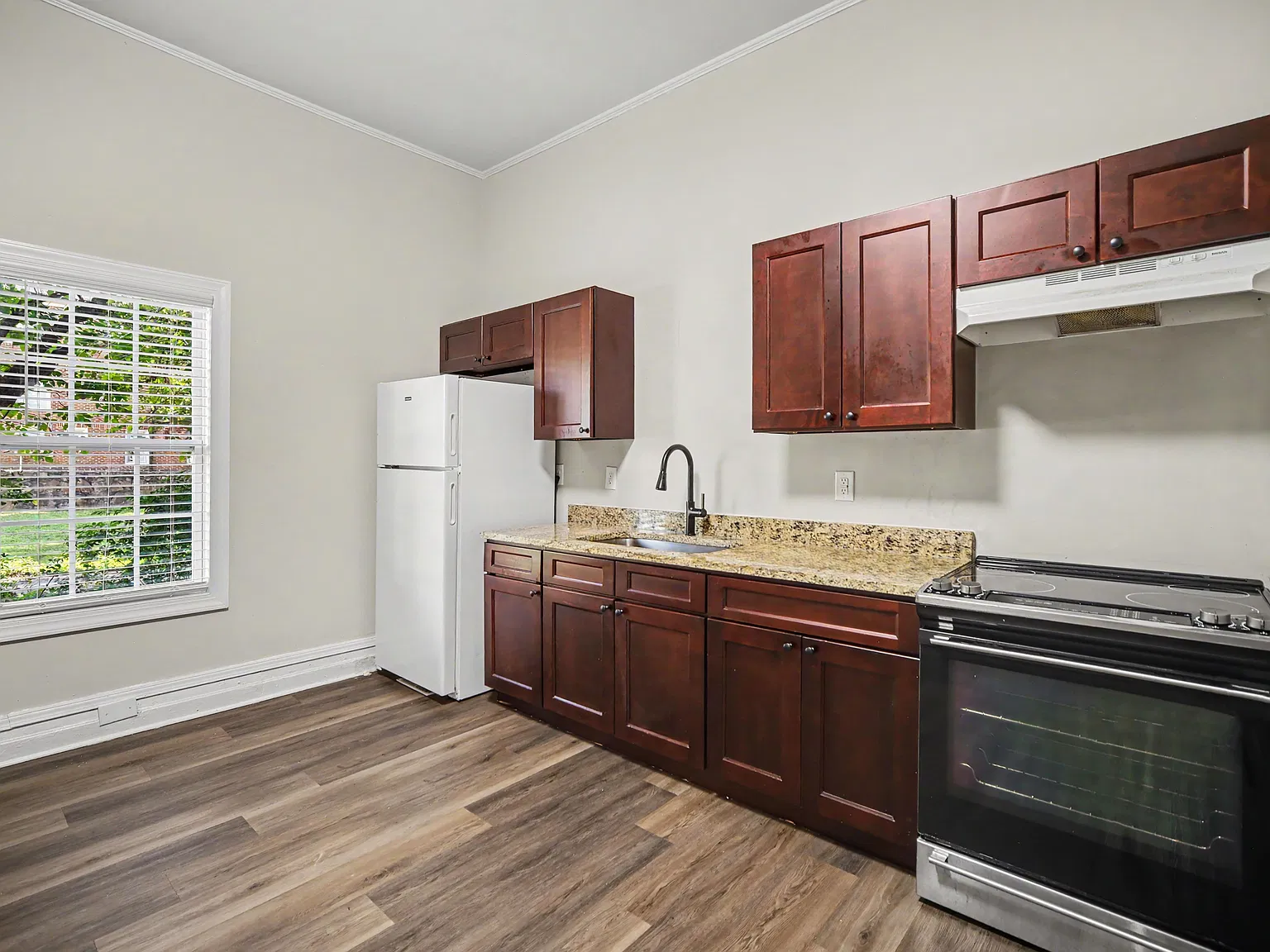 2 bed, 858 sqft, $1,400 — Photo 2