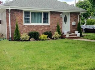 19 Winter St, Lynbrook, NY 11563