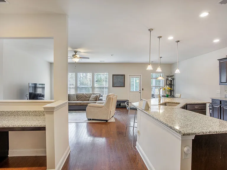 321 Decatur Dr — Photo 6