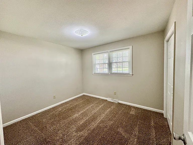 305 Anglewood Dr — Photo 10